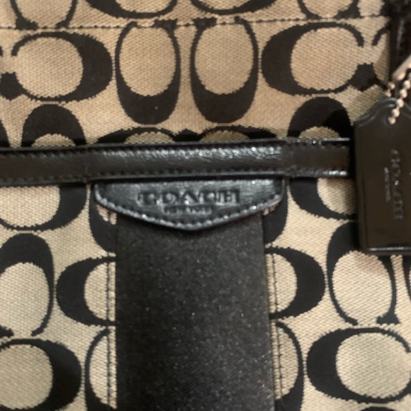Vintage Coach Black and Tan Signature Shoulder Bag preowned - Picture 3 of 5